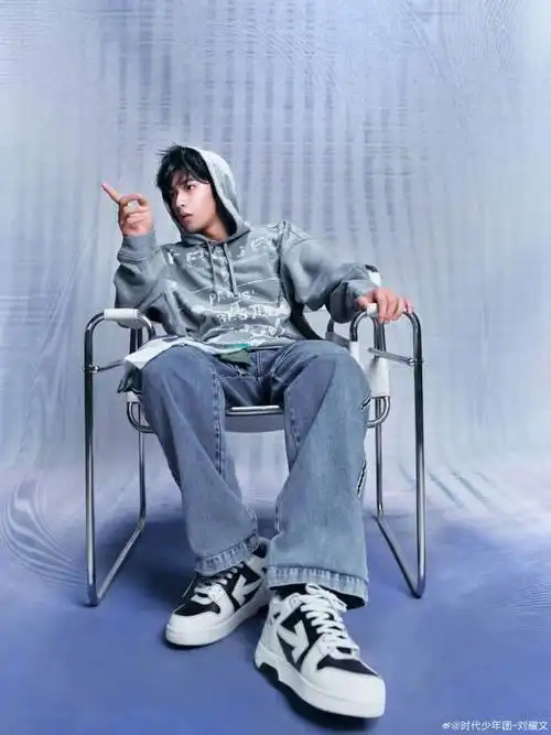 刘耀文慵懒活力灰色毛衣