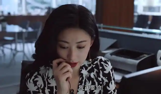 朱珠饰演的秘书栗娜,是支撑我追《精英律师》的唯一动力