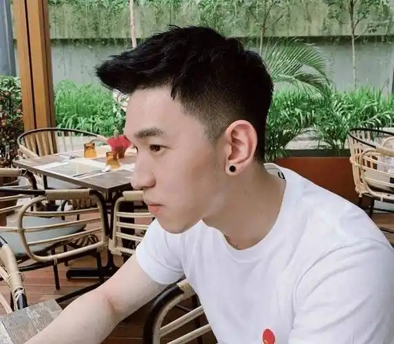 一直都是男生发型中特别潮流的造型,整体轮廓也特别好看,侧边头发剪短
