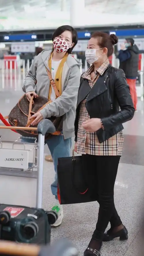 李斯丹妮和妈妈机场街拍