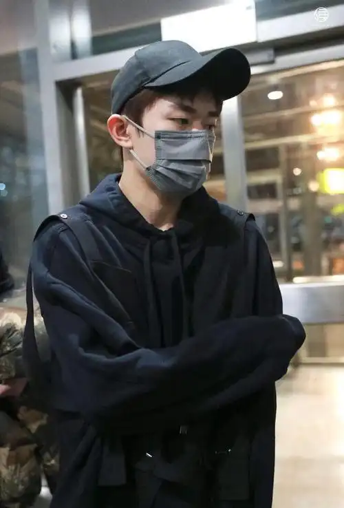 易烊千玺all black搭配现身机场,卫衣外搭工装马甲,酷崽出街
