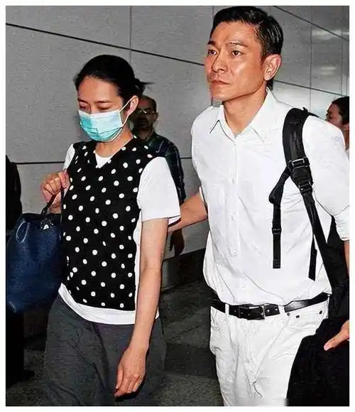 朱丽倩舅舅庆生,刘德华小姨子抢镜,陈志远两儿子帅气出镜_商业_家族