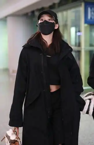 关晓彤一身黑气场全开星范足 穿露脐装秀蛮腰身材比例好