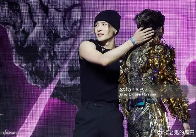 王嘉尔刘雨昕合照