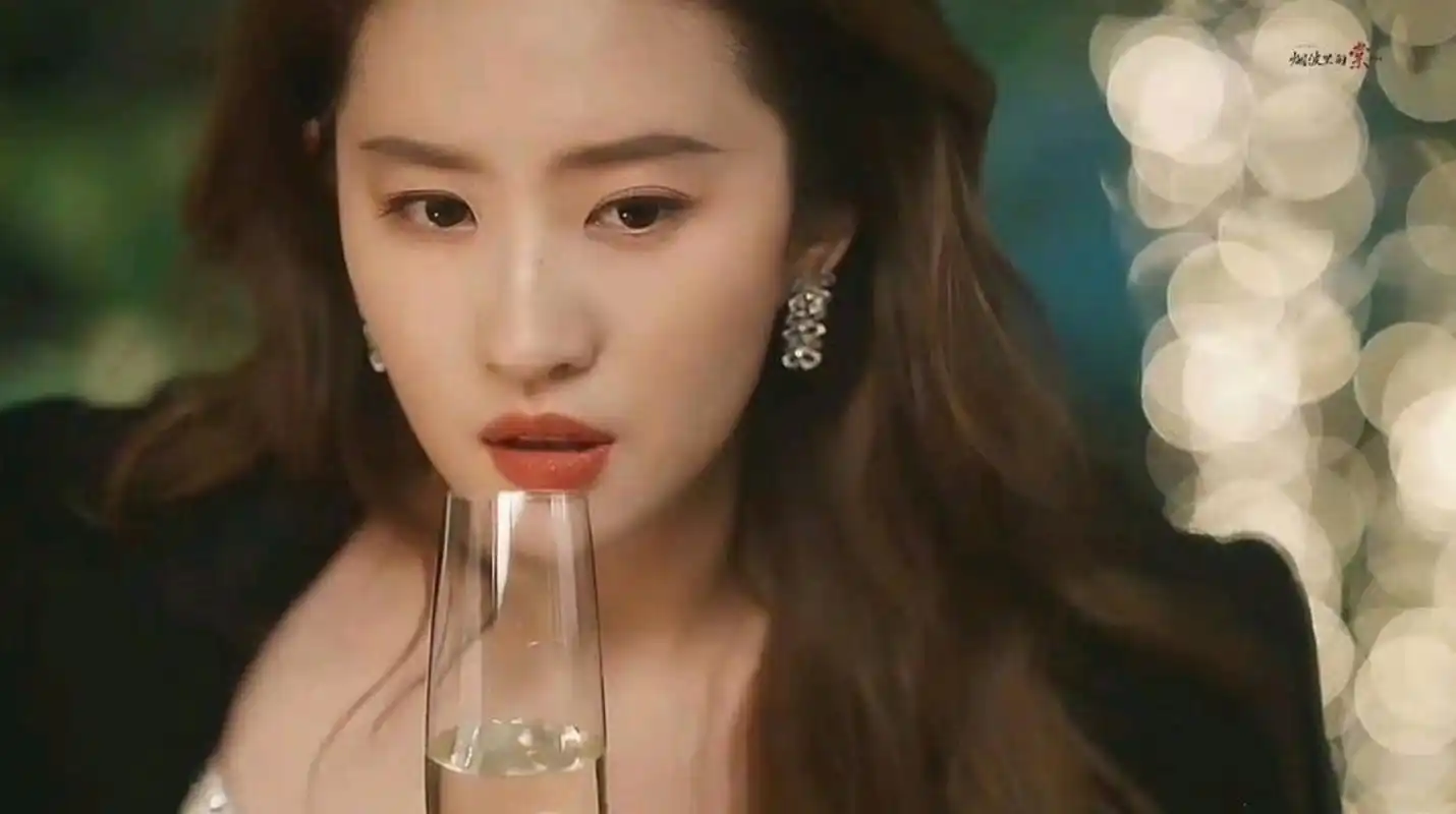 卷发器在刘亦菲的头上都成了花环,刘亦菲真太美了!