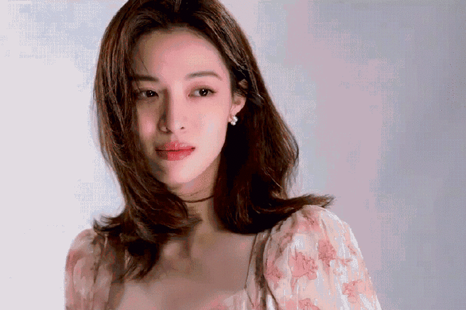 定档啦919191之前的物料是展示了钟楚曦个人线,从一个舞蹈家到