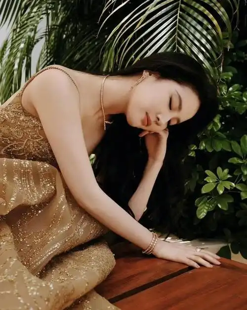 刘亦菲最新出席活动,吊带金色长裙,仙气十足,235期