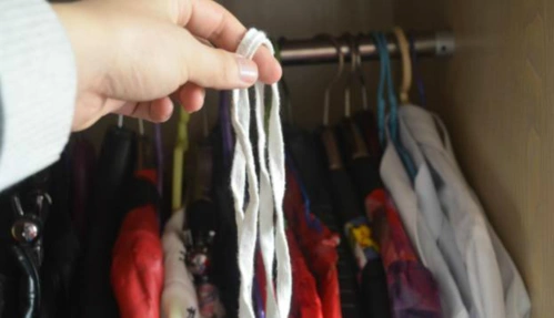 衣服太多衣柜里挂不下,教你怎样用一根绳子,让空间立马增加3倍