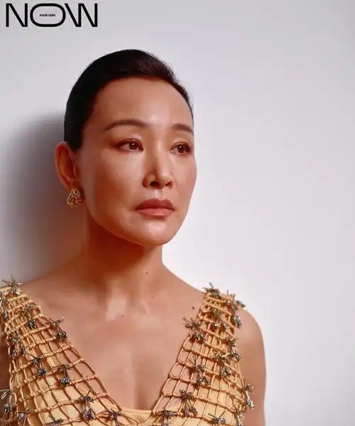 61岁陈冲登嘉人now封面穿深v大秀美背旗袍尽显东方优雅