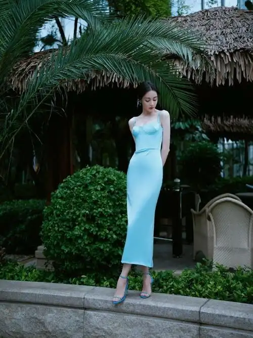 迪丽热巴一抹蓝侧颜照