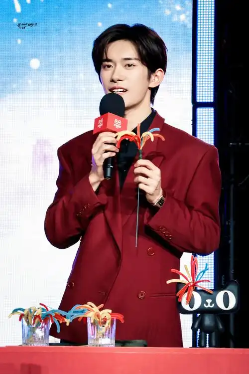 易烊千玺天猫代言人