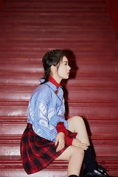 有一种叛逆叫赵今麦,穿校服裤"故意剪掉"一边裤腿,意外的个性_样式