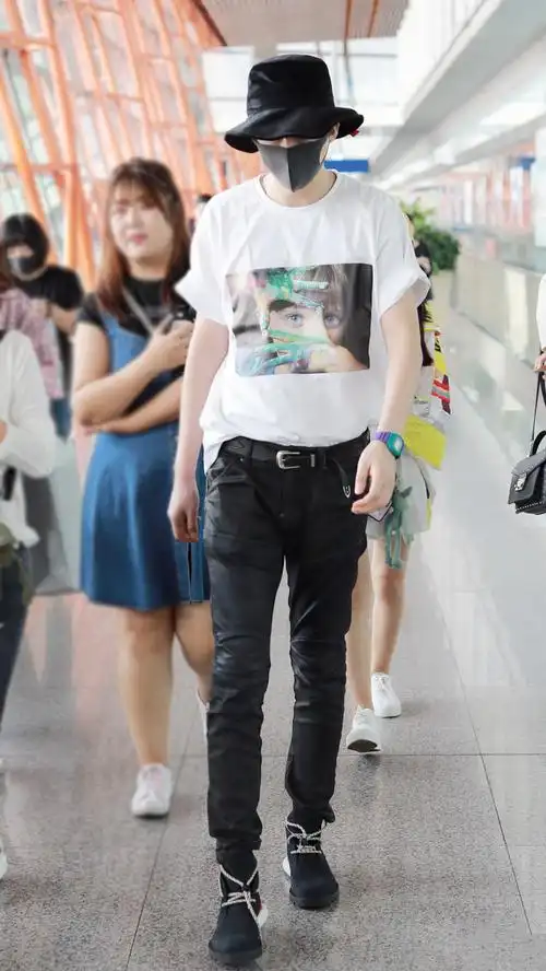 189cm刘宇宁最新造型上线白t搭配渔夫帽满屏的大长腿