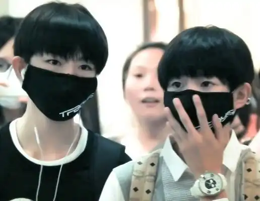 图王俊凯把王源护在怀里的照片机场保护王源令人心疼不已