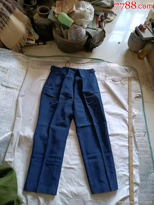 怀旧老南京百货店旁开门蓝裤