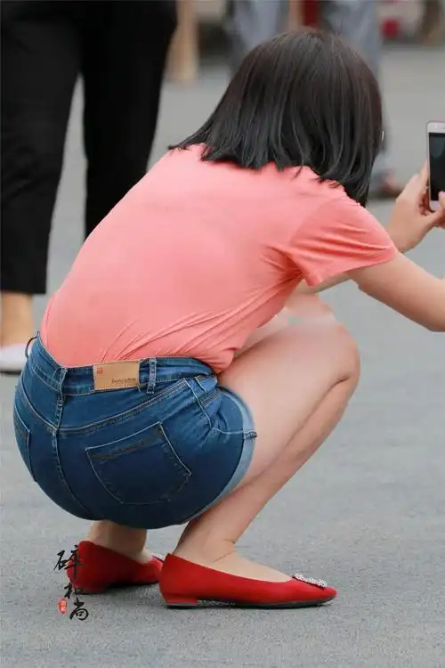 圆翘的短小热裤饱满前三角【20p】_街拍热裤_短裤_【精品街拍】[精华]