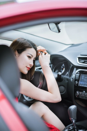 三幅式的方向盘造型很适合小姐姐握方向盘的手势,也符合大多数人的