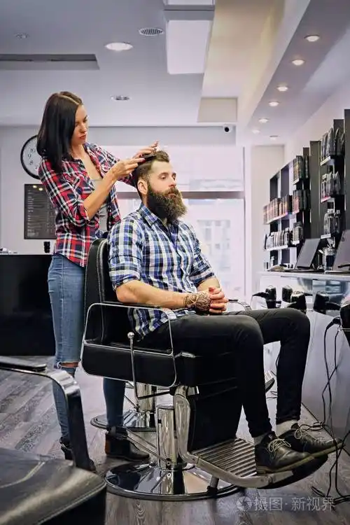 女发型师剪头发