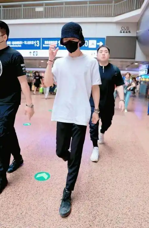 易烊千玺与王俊凯错位牵手引爆粉丝热议!_瞬间_偶像_方式