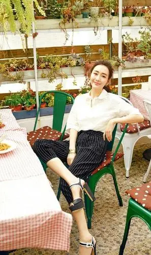 36岁王鸥身穿连体裤大秀好身材气质不输超模网友这腿绝了