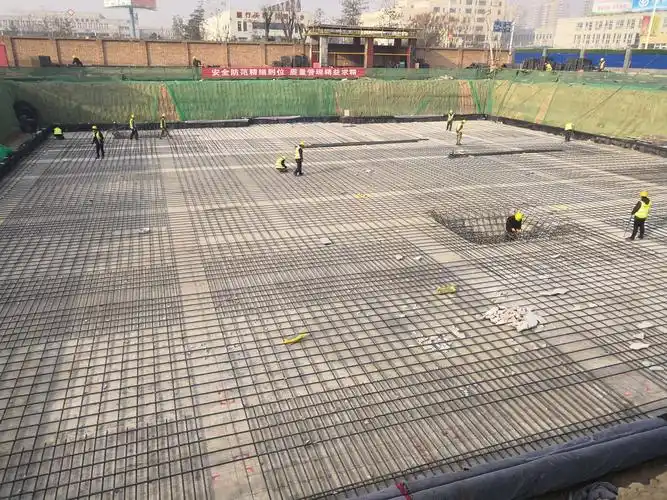 产业基地15号楼筏板钢筋制作绑扎正在施工,现场对底板钢筋进行了抽检.