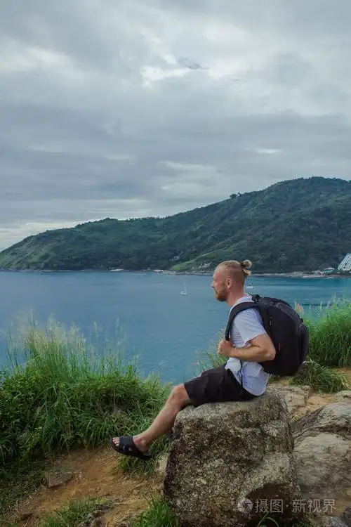 一个人坐在侧面图