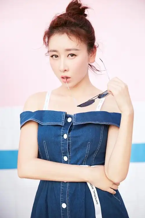 毛俊杰牛仔裙露香肩 时尚清新尽显女人味儿