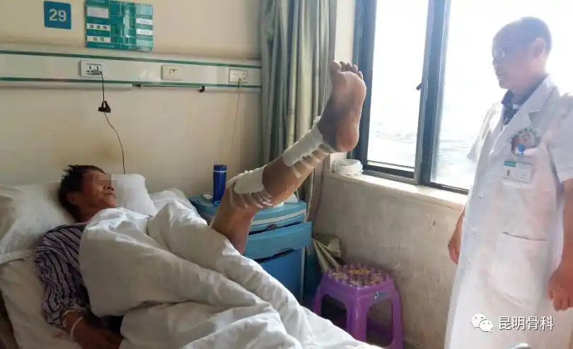 69岁老汉惨被轿车撞断腿昆骨医生微创妙手接骨