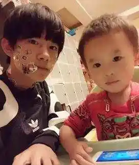 易烊千玺总被一个人欺负, 但却把这个人宠上天!