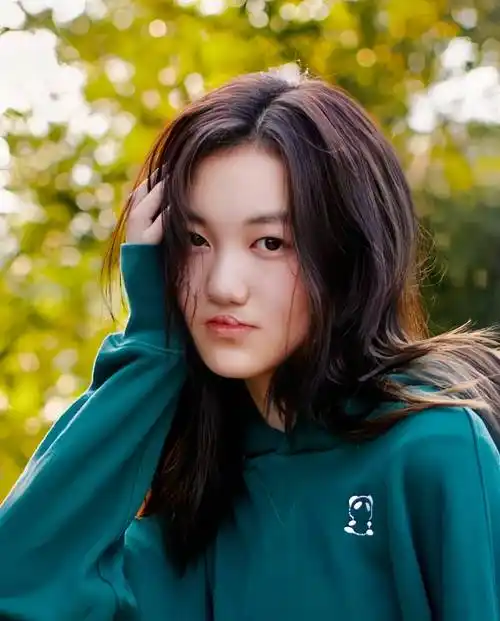 王菲亲吻女儿额头超有爱!