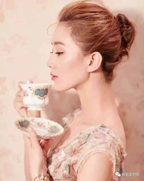 肩膀也很平直,大家应该在网上看到过很多关于刘诗诗体态优美的消息了