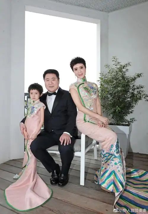 原本按照离婚协议的规定,臧黎璐取得了两个孩子的抚养权和房子,车子