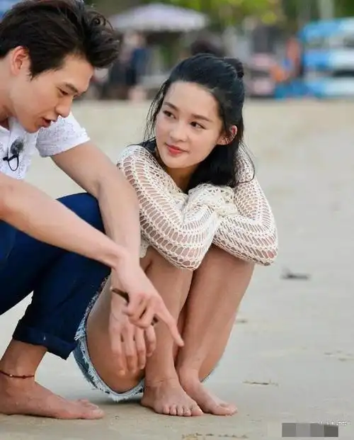 李沁海边玩沙魏大勋在旁边相配超甜蜜李沁看魏大勋眼神好在爱