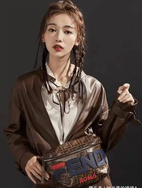 吴谨言终于高调美一回,吊带连衣裙配丸子头,少女感爆棚_高跟鞋_身材