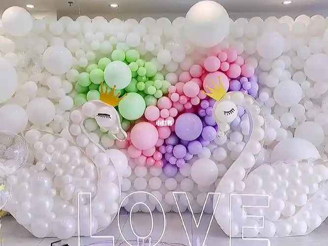 无锡73爱心气球墙布置天鹅求婚布置