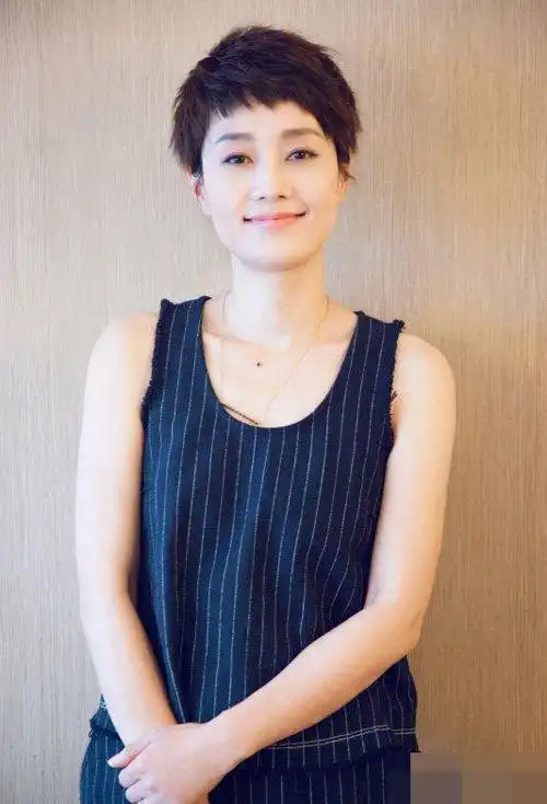 圈内时尚的短头发图片 出席活动中的马伊琍,深深的被她的短发吸引