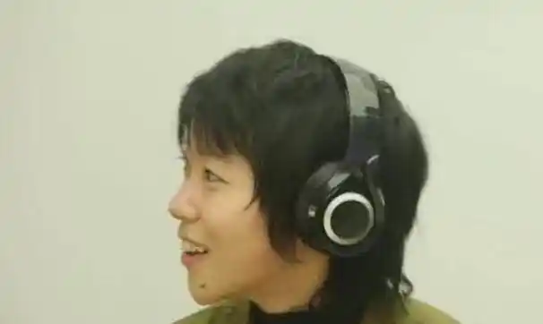 原创窦靖童被要求戴上耳机屏蔽周冬雨曝她的缺点她实诚的说还能听见