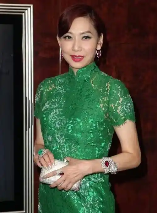 邝美云:自律修身的完美身材!_修养_女人_时尚