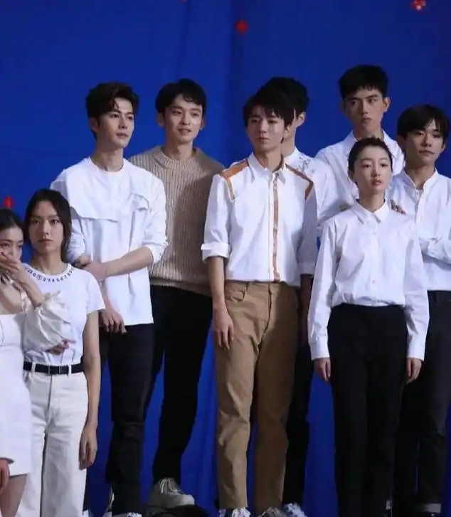 周冬雨和易烊千玺现场为何互动这么少?未来大花,流量小生太小心