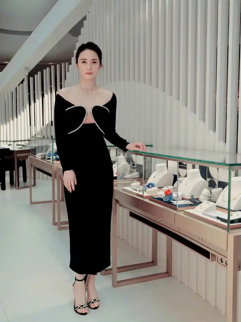 蒋勤勤  美腿玉足合集