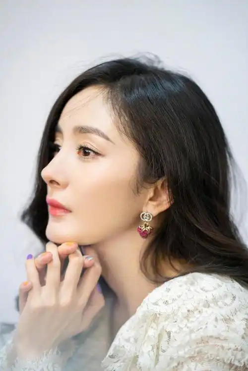 杨幂深v白色蕾丝装秀雪肌,波浪长发性感女人味十足