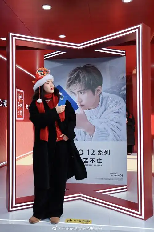 还有摄影师化妆师给你做造型拍照  可以带家人来拍免费的新年全家福