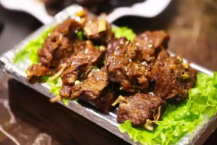 羊肉味清香扑鼻,十分诱人~外部焦黄发脆,内在绵软鲜嫩烤羊蝎子被紧紧