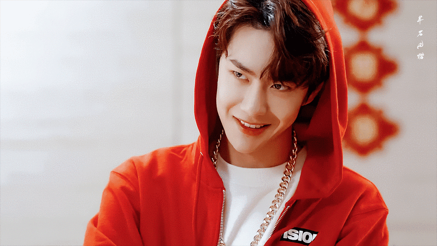 王一博,焦糖色西服套装的吸精大法,禁欲系男神成就的时尚传说