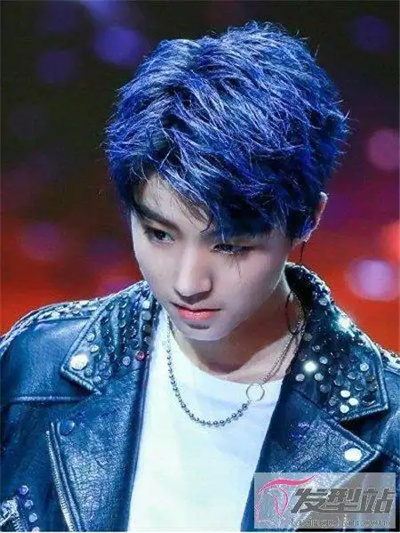 宝蓝色也很适合年轻的男生染发,将头发打造出细碎的层次感,整体造型