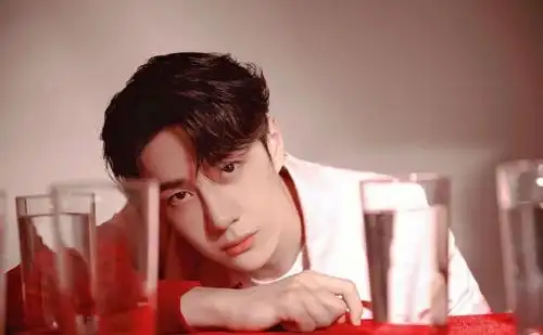 王一博壁纸:啵啵的笑容真是太好看了,沉溺在你的笑容里