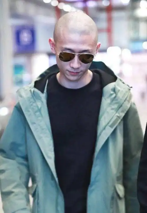 张一山变身光头小爷眼神撩到爆炸