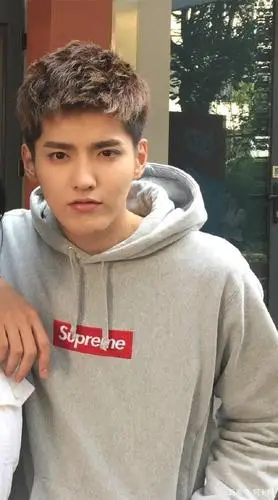 由于经常打球,在14岁左右的时候,吴亦凡不仅个子串得很快,最大的