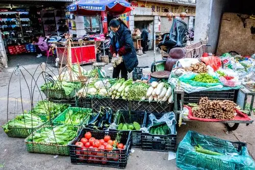云南昆明菜市场地摊上这些蔬菜谁第一个报上名字发给大红包