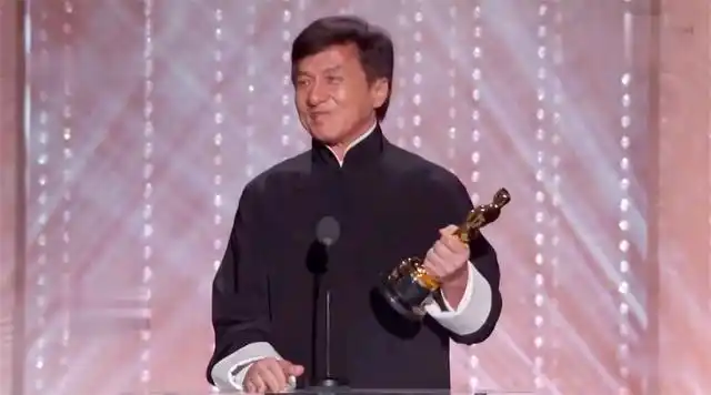 中文字幕成龙获颁奥斯卡2016终身成就奖完整视频